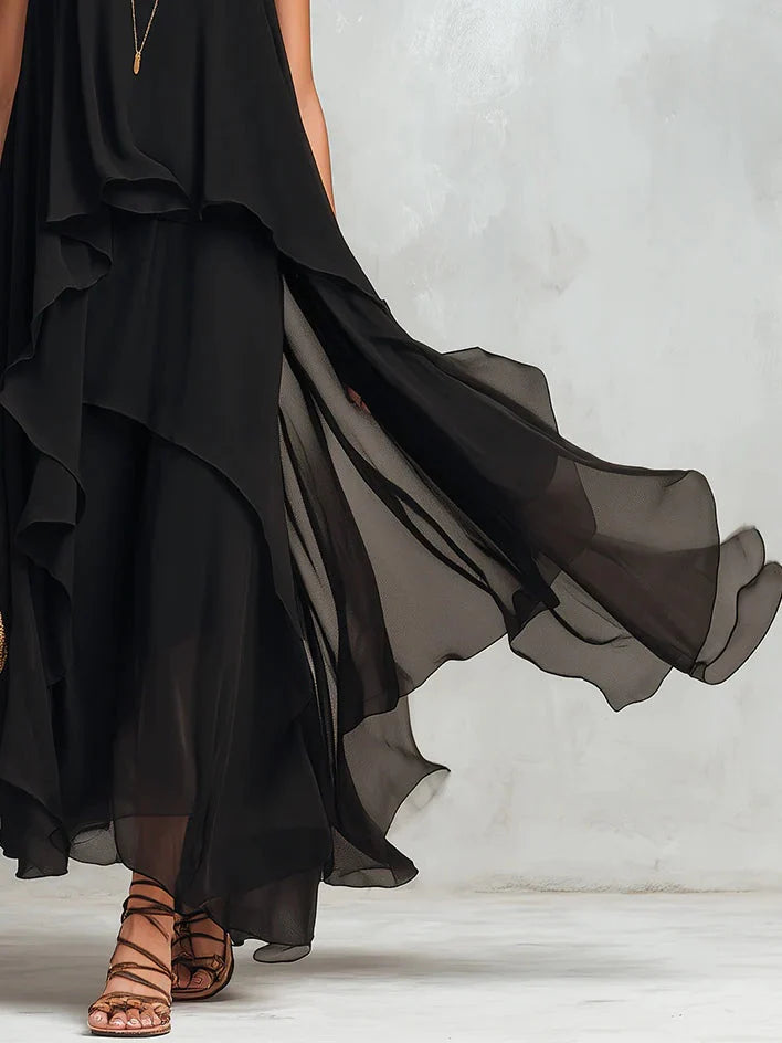 Maxi abito nero in chiffon a strati, senza maniche e con scollo rotondo