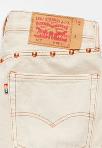 COMPLETO Levi's® Pride Giacca Trucker Western Liberation & Pride 501® '93 Cut-off Shorts — vista 6
